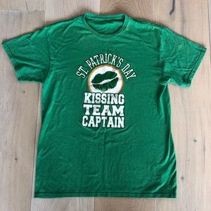 St. Patrick’s Kissing Captain T-Shirt sz. M green